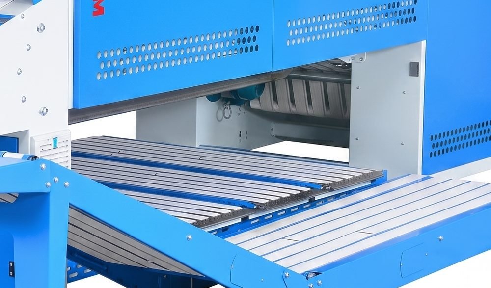 Mechanical folding blade beds inside the industrial towel folder